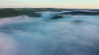 Kar ve buz ile soğuk kış aylarında yaz güneşinde İzlanda'da uçan hava drone. Buzullar, kayalar, dağlar, göller ve donmuş nehirler.