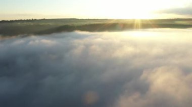 Kar ve buz ile soğuk kış aylarında yaz güneşinde İzlanda'da uçan hava drone. Buzullar, kayalar, dağlar, göller ve donmuş nehirler.