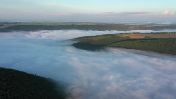 Aerial Drone flyger på Island i sommarsolen under den kalla vintern med snö och is. Glaciärer, klippor, berg, sjöar och frusna floder. — Stockvideo