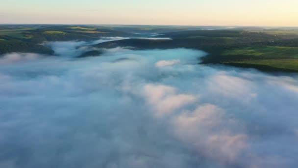 Légi drone repülés Izlandon a nyári nap alatt a hideg tél hó és jég. Gleccserek, sziklák, hegyek, tavak és fagyasztott folyók. — Stock videók