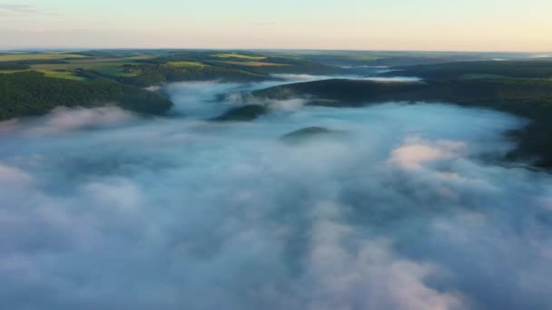 Légi drone repülés Izlandon a nyári nap alatt a hideg tél hó és jég. Gleccserek, sziklák, hegyek, tavak és fagyasztott folyók. — Stock videók