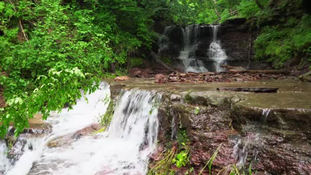 Wasserfälle in der Region Tschernowitz — Stockvideo