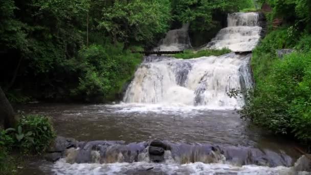 Wasserfälle in der Region Tschernowitz — Stockvideo