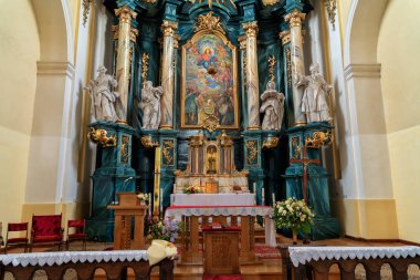 Avrupa 'daki kilisenin güzel, zengin bir iç mimarisi.