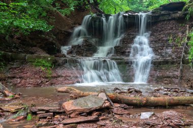 Dağ nehri şelale manzara. Dzhurynskyi şelalesi şelalesi.