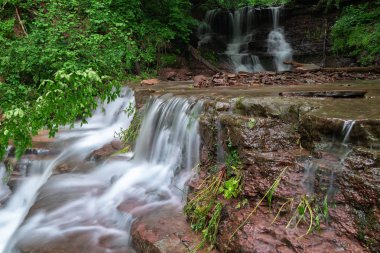 Dağ nehri şelale manzara. Dzhurynskyi şelalesi şelalesi.