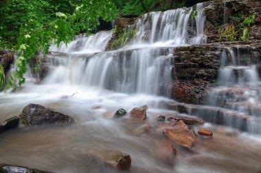 Dağ nehri şelale manzara. Dzhurynskyi şelalesi şelalesi.