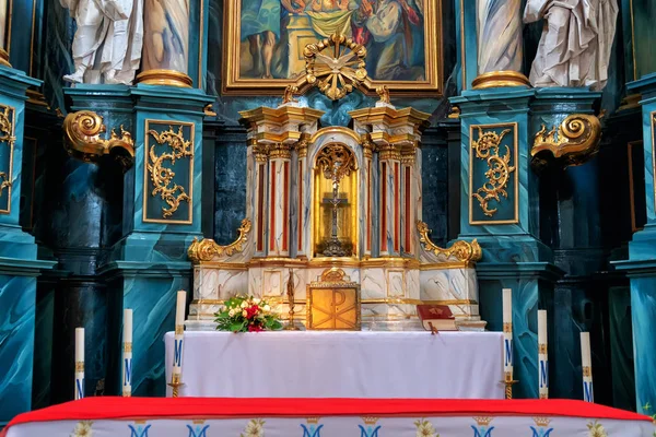 Beautiful richly decorated interior of the church in europe — Stock Photo, Image