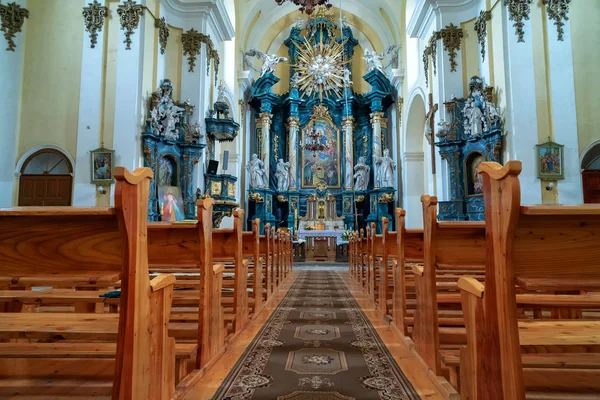 Beautiful richly decorated interior of the church in europe — Stock Photo, Image