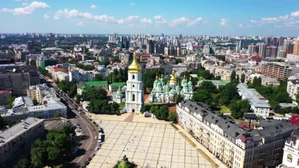 Drone anteny nowoczesnych budynków w Kijowie z widokiem na jezioro, Ukraina — Wideo stockowe