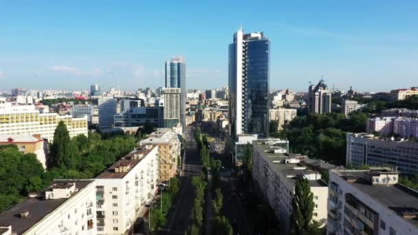 Беспилотник современных зданий в Киеве с видом на озеро, Украина — стоковое видео