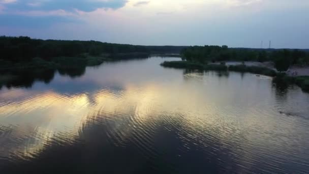 Letí přes nádrž poblíž řeky Dnieper. Letecký průzkum — Stock video