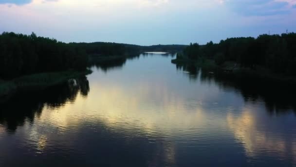 Volo sopra il serbatoio vicino al fiume Dnieper. Indagine aerea — Video Stock