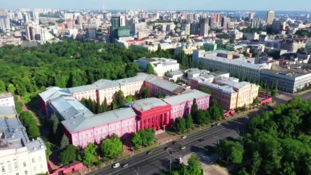 Безпілотна антена сучасних будівель в Києві з видом на озеро, Україна — стокове відео