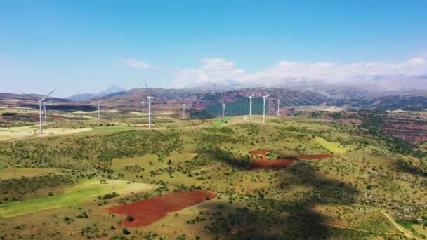 Turbinas de vento com um trator agrícola no campo. Tractor tilling campos empoeirados perto da base de turbinas eólicas na Trácia, Turquia País — Vídeo de Stock