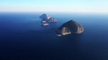 Torre del Pirata havadan görünümü, bir uçurumun tepesinde eski bir kule, Es Vedra adacık önünde, İbiza adasında, güzel bir gün batımı ile.