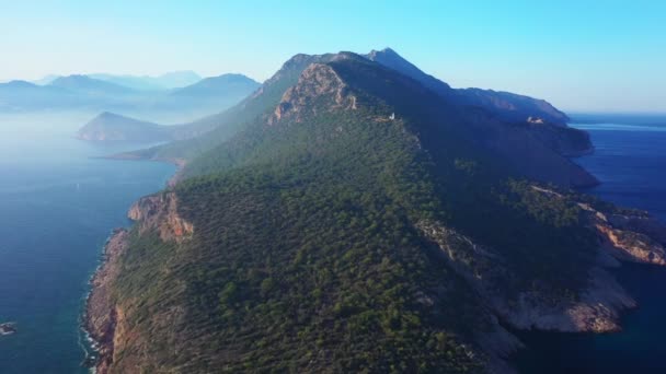 Luchtfoto van Torre del pirata, een oude toren op de top van een klif, voor het eilandje es Vedra, op het eiland Ibiza, met een prachtige zonsondergang. — Stockvideo