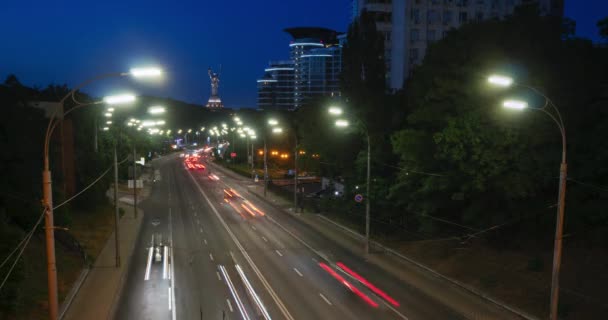 Κυκλοφορία αυτοκινήτων στην πόλη του σύγχρονου αυτοκινητόδρομου. Βίντεο με γρήγορο κινούμενο αυτοκίνητο τη νύχτα — Αρχείο Βίντεο