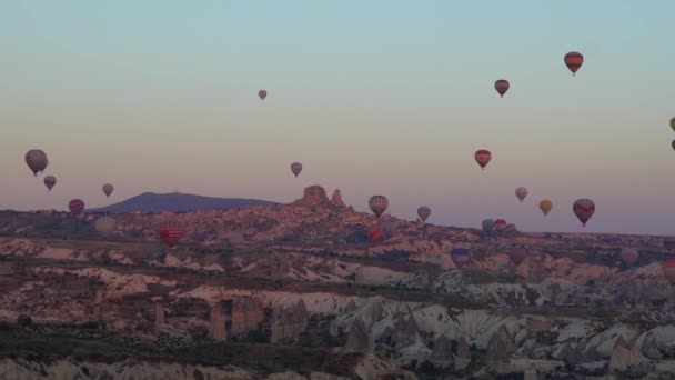 Cappadocië luchtballonnen voor kalkoenen bij zonsopgang — Stockvideo