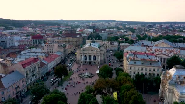 Вид с воздуха на центр Львова. Беспилотник летит возле мэрии. Украина, 4K — стоковое видео