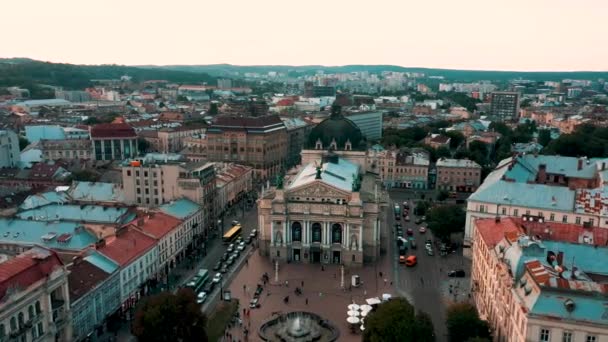 Вид на центр міста Львова. Дрон летить біля ратуші. Україна, 4K — стокове відео