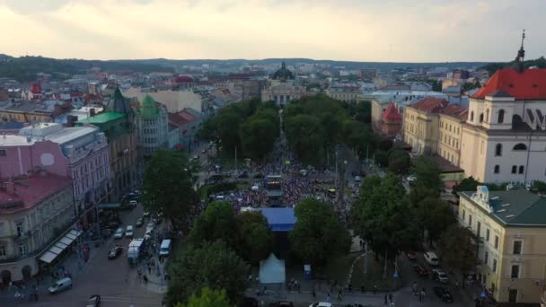Luchtfoto van het centrum van Lviv. Drone vliegt in de buurt van het stadhuis. Oekraïne, 4k — Stockvideo