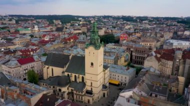 Lviv şehir merkezinin havadan görünümü. İnsansız hava aracı belediye binasının yakınında uçuyor. Ukrayna, 4k
