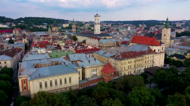 Luchtfoto van het centrum van Lviv. Drone vliegt in de buurt van het stadhuis. Oekraïne, 4k — Stockvideo