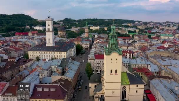 Вид на центр міста Львова. Дрон летить біля ратуші. Україна, 4K — стокове відео