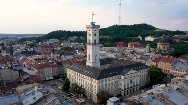 Vista aérea del centro de Lviv. Drone vuela cerca del ayuntamiento. Ucrania, 4K — Vídeos de Stock