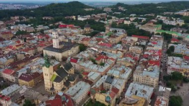Lviv şehir merkezinin havadan görünümü. İnsansız hava aracı belediye binasının yakınında uçuyor. Ukrayna, 4k