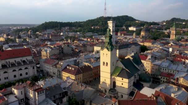 Lviv şehir merkezinin havadan görünümü. İnsansız hava aracı belediye binasının yakınında uçuyor. Ukrayna, 4k — Stok video