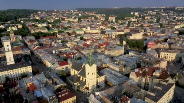 Vista aérea del centro de Lviv. Drone vuela cerca del ayuntamiento. Ucrania, 4K — Vídeos de Stock