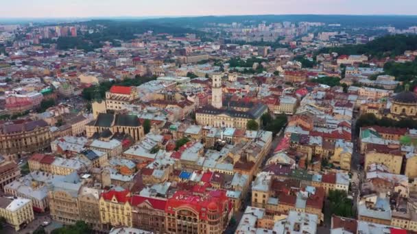 Vista aérea del centro de Lviv. Drone vuela cerca del ayuntamiento. Ucrania, 4K — Vídeo de stock