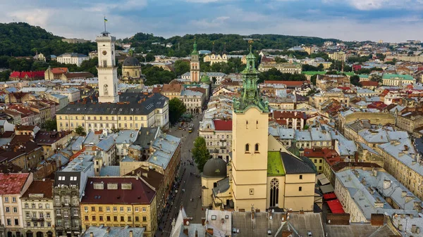 Lviv şehrin kuş bakışı görünümü Temmuz 2019