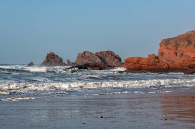 Atlantik Okyanusu'nda büyük dalgalar - Fas, Afrika çölünde mükemmel sörf.