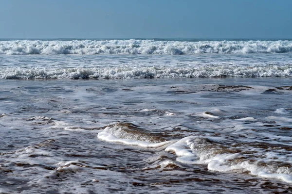 Grandes ondas no Oceano Atlântico - Surfe perfeito no deserto de Marrocos, África . — Fotografia de Stock