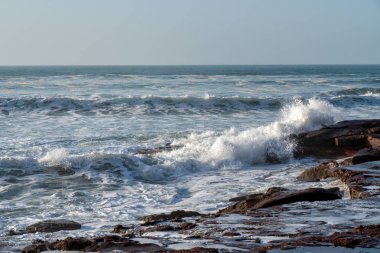 Atlantik Okyanusu'nda büyük dalgalar - Fas, Afrika çölünde mükemmel sörf.