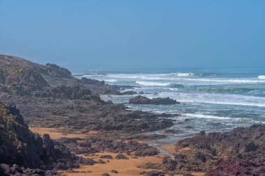 Atlantik Okyanusu'nda büyük dalgalar - Fas, Afrika çölünde mükemmel sörf.