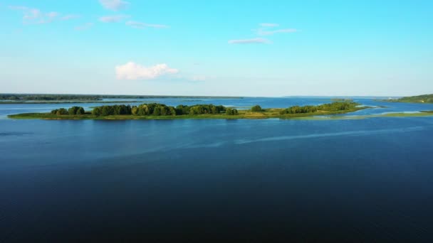 Vlucht van de camera over de rivier in het midden waarvan het eiland passeert — Stockvideo