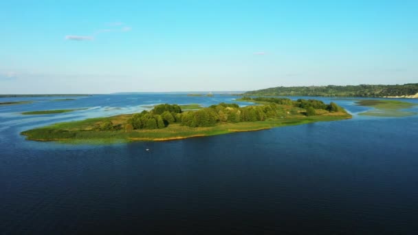 Volo della telecamera sul fiume in mezzo al quale passa l'isola — Video Stock