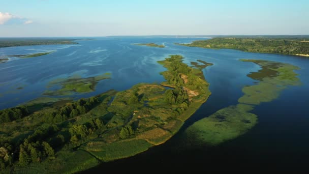 Flight of the camera over the river in the middle of which the island passes — Stock Video