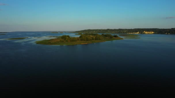 Vol de la caméra au-dessus de la rivière au milieu de laquelle l'île passe — Video