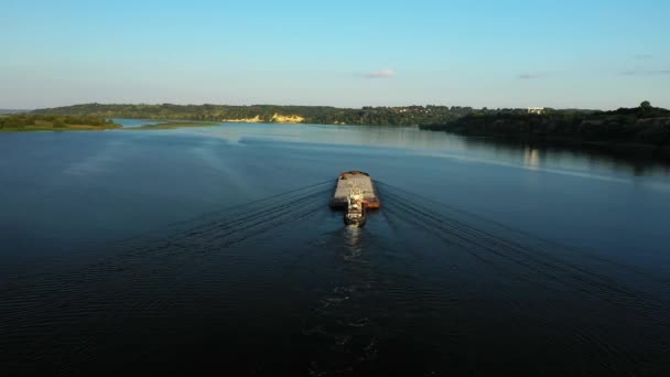 Aerial video pusher flodbåt transporterar pråm med torr Last i mitten av sommaren river, Centraleuropa — Stockvideo