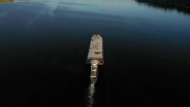 Vídeo aéreo barco empurrador de rio transportando barcaça com carga seca no meio do rio de verão, Europa Central — Vídeo de Stock