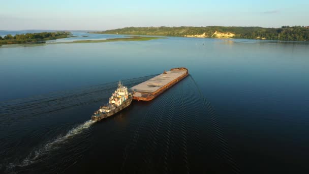 Vídeo aéreo barco empurrador de rio transportando barcaça com carga seca no meio do rio de verão, Europa Central — Vídeo de Stock