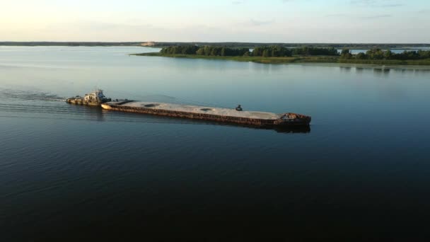 Lotnicze wideo rzeki popychacz łodzią przewożącą Barka z suchych ładunków w środku rzeki lato, Central Europe — Wideo stockowe