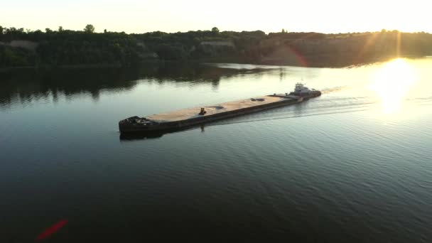 Aerial video pusher flodbåt transporterar pråm med torr Last i mitten av sommaren river, Centraleuropa — Stockvideo