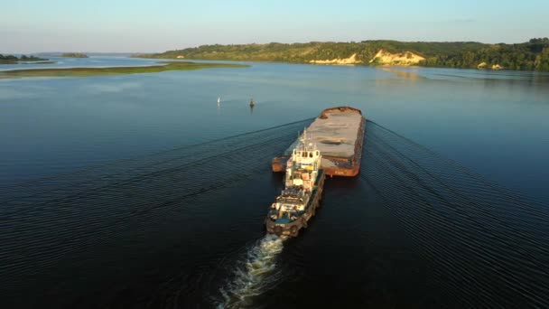 Letecké video říční tlačná loď přepravu člun s nákladem uprostřed řeky letní, střední Evropa — Stock video