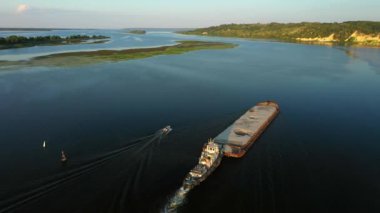 Hava video nehir itici tekne mavna ile Orta Avrupa Yaz Nehri'nin ortasında kuru yük taşıma